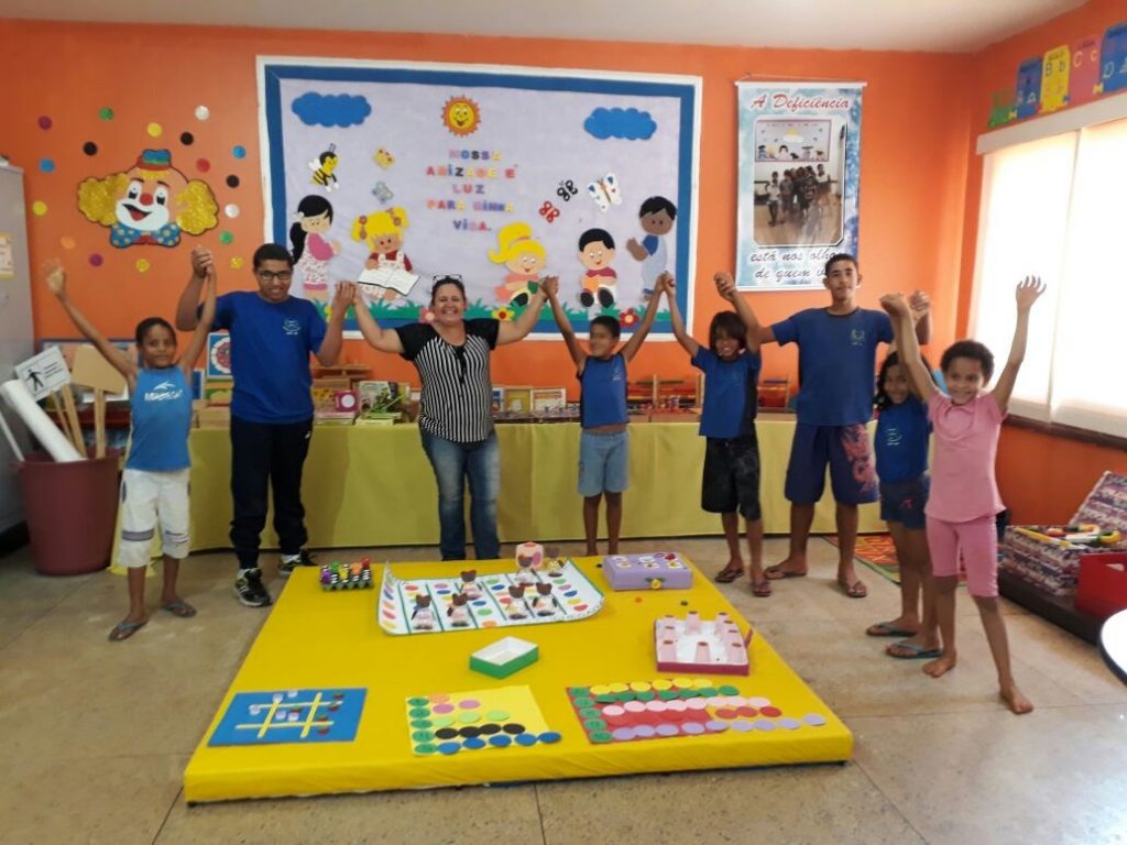 Materiais recicláveis viram jogos educativos em projeto escolar de