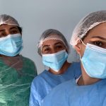 Acadêmicas de Enfermagem prestam cuidados docimiliares a paciente acamado
